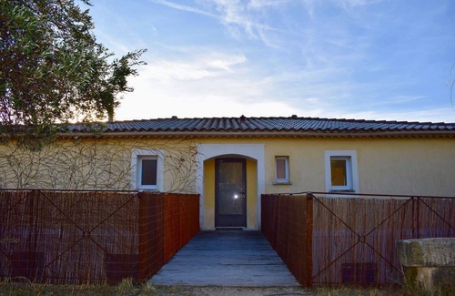 Merindol House | NEW: Townhouse with garden & private pool