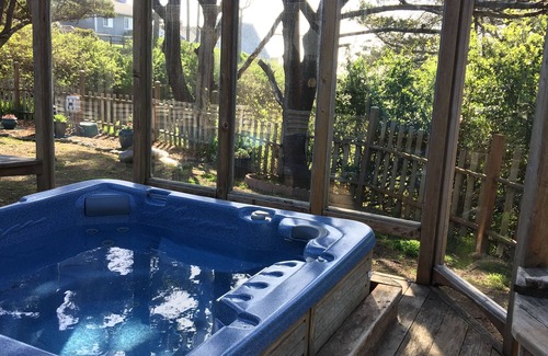 Waldport House | NEW! Tranquil Oceanfront Gem with Hot-tub 3 BDRM + Den, 3 BATH