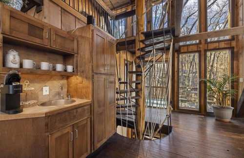 Highlandville Cabin | NEW! Treehouse in The Ozarks w/Hot Tub