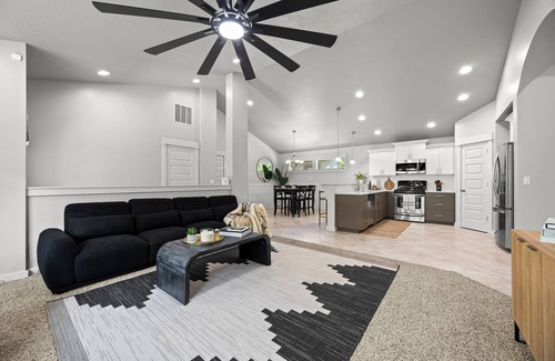 Meridian House | New - Tuscany Retreat- single level and clean!