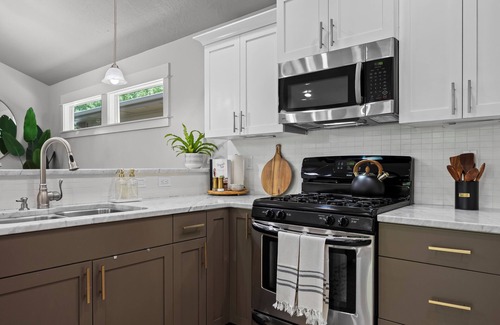 Meridian House | New - Tuscany Retreat- single level and clean!
