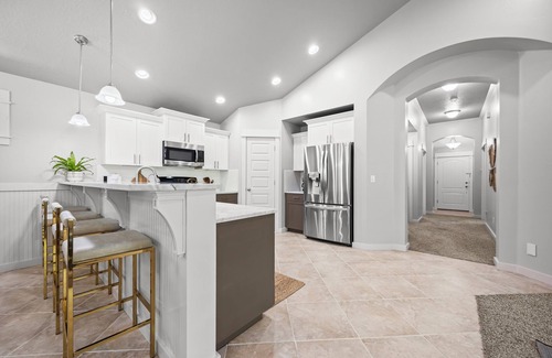 Meridian House | New - Tuscany Retreat- single level and clean!
