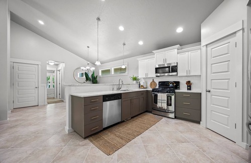 Meridian House | New - Tuscany Retreat- single level and clean!