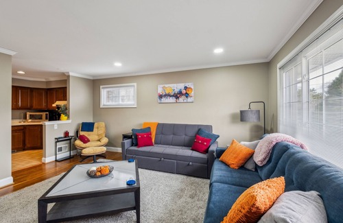 Seminary Hill House | NEW! Uline Hospitality (4-Bedroom Home)