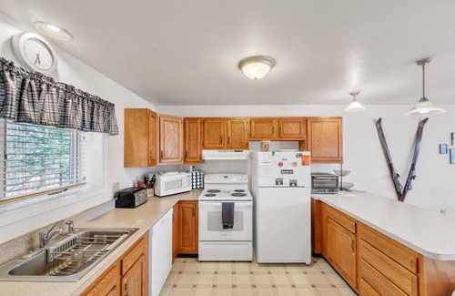 North Creek House | NEW! Uncas 16N - Spacious & Scenic Townhome by The Summit at Gore Mountain