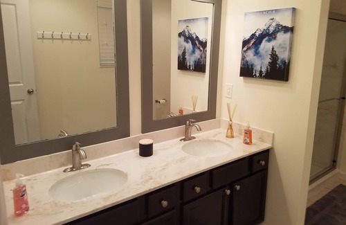 Ashley Oaks House | New upscale vacation rental home with all available amenities