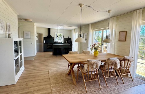 Hultsfred House | New vacation home in Småland directly on the lake with boat, sauna, wooden hot tub and much more.