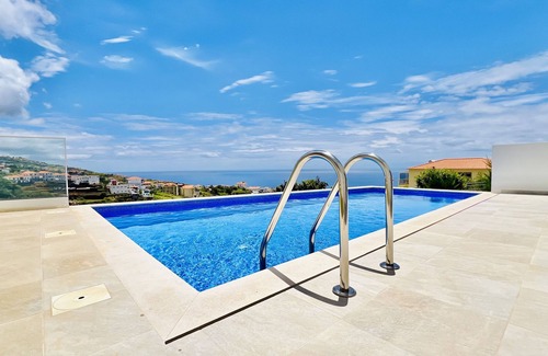 Estreito da Calheta Villa | NEW Vila Calma by Your Madeira Rentals a stylish Villa with stunning views.