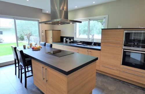 Leon Villa | NEW! Villa 12 persons with heated pool, 5 bedrooms, huge garden, close beach