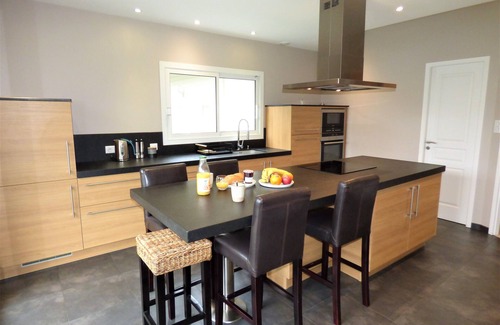 Leon Villa | NEW! Villa 12 persons with heated pool, 5 bedrooms, huge garden, close beach