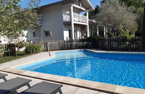Leon Villa | NEW! Villa 12 persons with heated pool, 5 bedrooms, huge garden, close beach