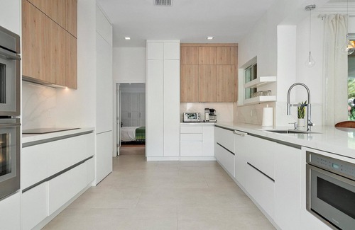 Northeast Coconut Grove House | NEW! Vizcaya Salt Water Pool House w Spa & Outdoor Kitchen