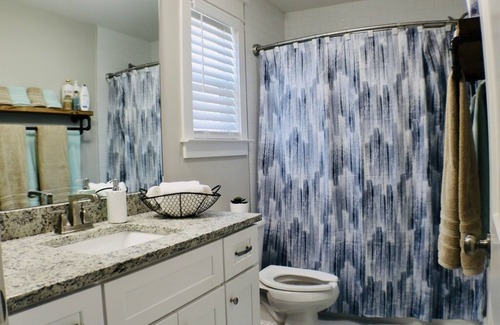 Woodbine House | New VRBO ♫ 3 Miles to Downtown ♫ Walk to Coffee & Food