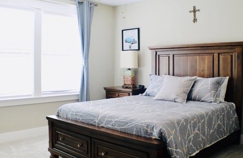Woodbine House | New VRBO ♫ 3 Miles to Downtown ♫ Walk to Coffee & Food