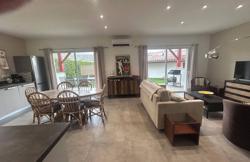 Espelette House | NEW-walk to town-climatisé-terrasse-pets-parking-calm
