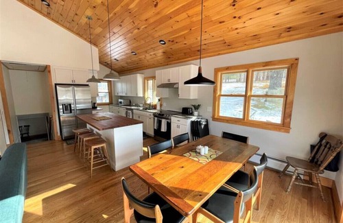 Wilmington House | New-Walk to Wilmington, Min from MT Snow. Hot Tub!