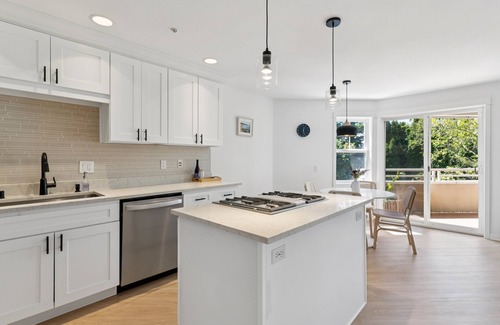 East Queen Anne Condo | NEW! Walkable Seattle Gem Close To Everything