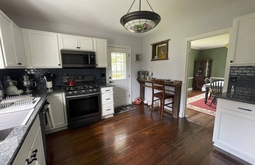 Mount Pocono Cottage | NEW~Warm, Modern 3BR Lodge/Cabin w/Wood-Burn Fireplace