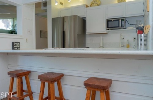 South Padre Island Condo | NEW! Warm Vibes * 5 mins to Beach * Cool Retro Feel