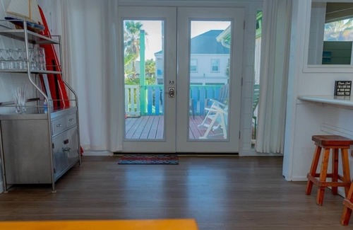 South Padre Island Condo | NEW! Warm Vibes * 5 mins to Beach * Cool Retro Feel