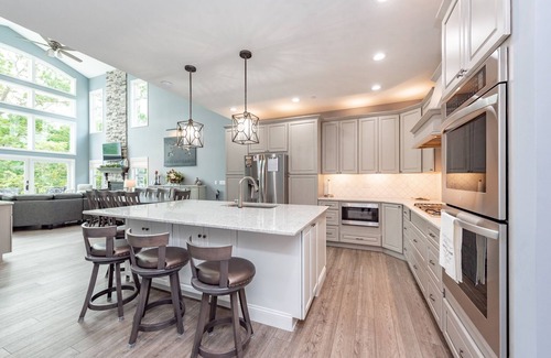 McHenry House | New! Water's Edge Oaks: Lakefront, Dock Slip, Fireplace, Hot Tub!