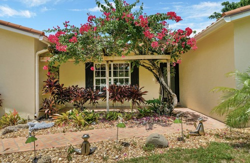 Tropic Palms House | New Waterfront Beachy Bungalow