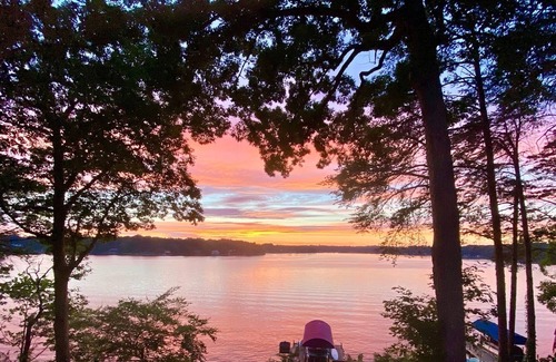 Southmont House | NEW Waterfront Home, Deep Water Dock, Sunset views, Theatre & Game Rooms, Kayaks