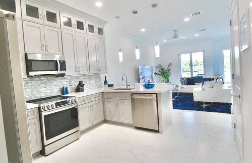 Stuart House | New - Waterfront Home in Port Salerno - Stuart - Private Boat Dock & Boat Lift - Community Pool.