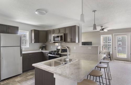 West Des Moines Apartment | New Waterfront Walk Out Jordan Creek w/Pool/Gym King Bed High Speed WiFi