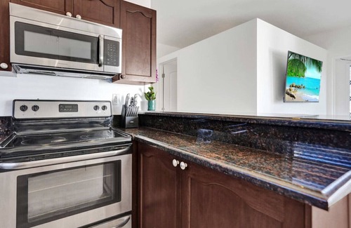 Hollywood Apartment | New! Waves on Walnut # 1