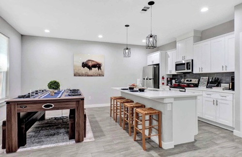 Waxahachie House | New*Waxahachie Walk Up, 8PPL. 1 Mi DWTN, 10 Min Nolan University+BS&W. Book Now!
