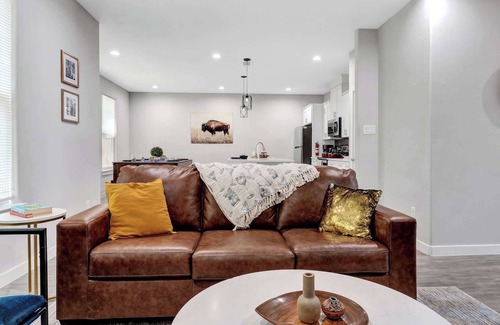 Waxahachie House | New*Waxahachie Walk Up, 8PPL. 1 Mi DWTN, 10 Min Nolan University+BS&W. Book Now!