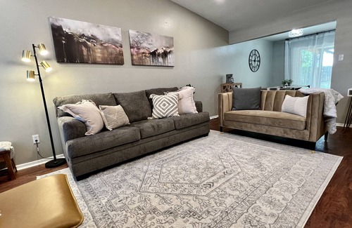 Tyler House | *New* Welcome to the Cheerful 2 Bedroom Duplex