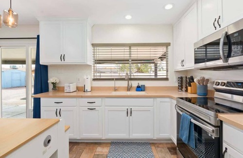 Glendale House | *NEW* Western Desert Pool Oasis! Fire Pit & Grill!