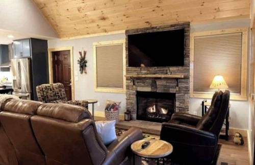 Beech Mountain Cabin | New with Mountain View’s and Fall Foliage