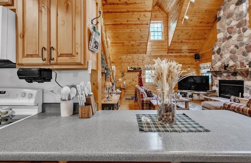 Town of Westfield Cabin | NEW! Woodlands Cabin Retreat in Oxford