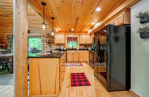 Oakland House | New! Woodsy Hideaway w/Hot Tub & Fire Pit