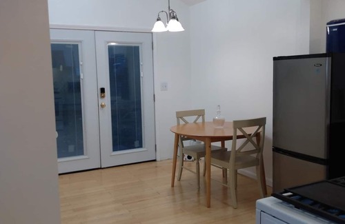 Fayetteville Apartment | (NEW YEAR SPECIAL Avail Jan 1-5) Victorian with Yards near University