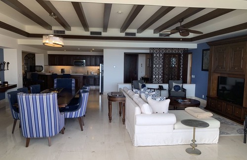 Marina Resort | New Year’s in Cabo!