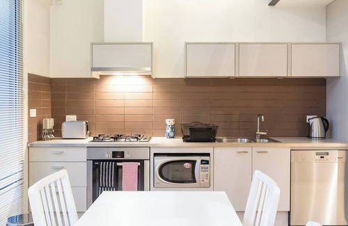 Melbourne Central Business District Apartment | New York Lofted CBD Retreat with Pool and Parking