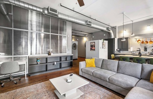 Central City Apartment | New York Style Flat| Covered Parking| Sleeps 8| DT