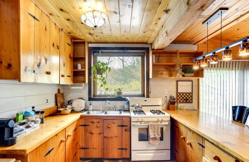 Saugerties Cabin | New York Vacation Rental w/ Large Deck!