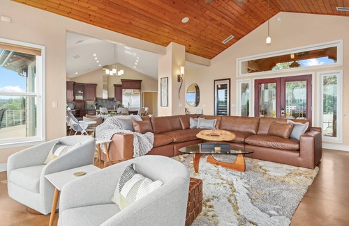 Oakhurst House | New! Yosemite Cloudline Ridge with HUGE views/spa/game room/more!