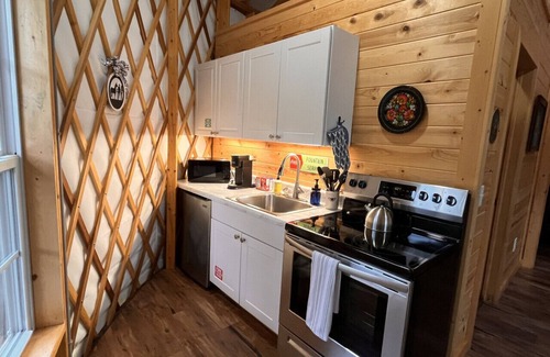 Floyd Cabin | New! YURTime by Buffalo Mountain Getaway