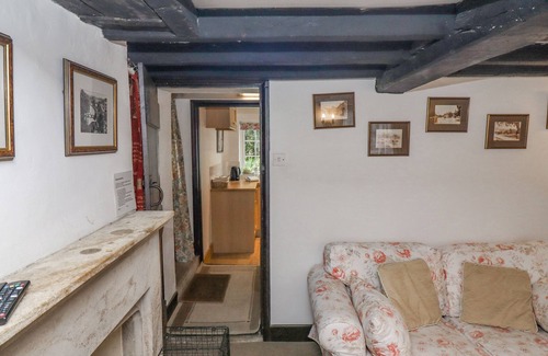 Bourton Cottage | NEWBURY COTTAGE, pet friendly, with open fire in Bourton-On-The-Water
