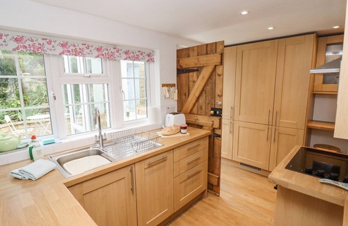 Bourton Cottage | NEWBURY COTTAGE, pet friendly, with open fire in Bourton-On-The-Water