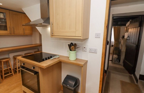 Bourton Cottage | NEWBURY COTTAGE, pet friendly, with open fire in Bourton-On-The-Water