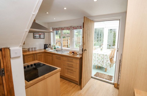 Bourton Cottage | NEWBURY COTTAGE, pet friendly, with open fire in Bourton-On-The-Water