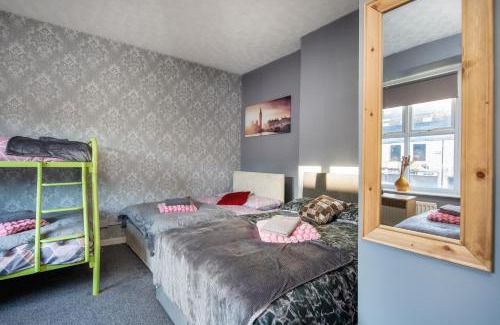 Newcastle-upon-Tyne Apartment | Newcastle City centre super spacious town house free parking and Wi-Fi