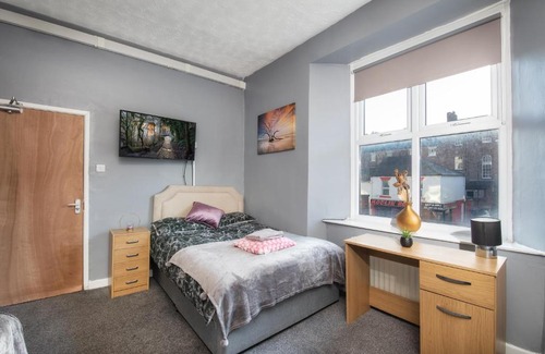 Newcastle-upon-Tyne Apartment | Newcastle City centre super spacious town house free parking and Wi-Fi